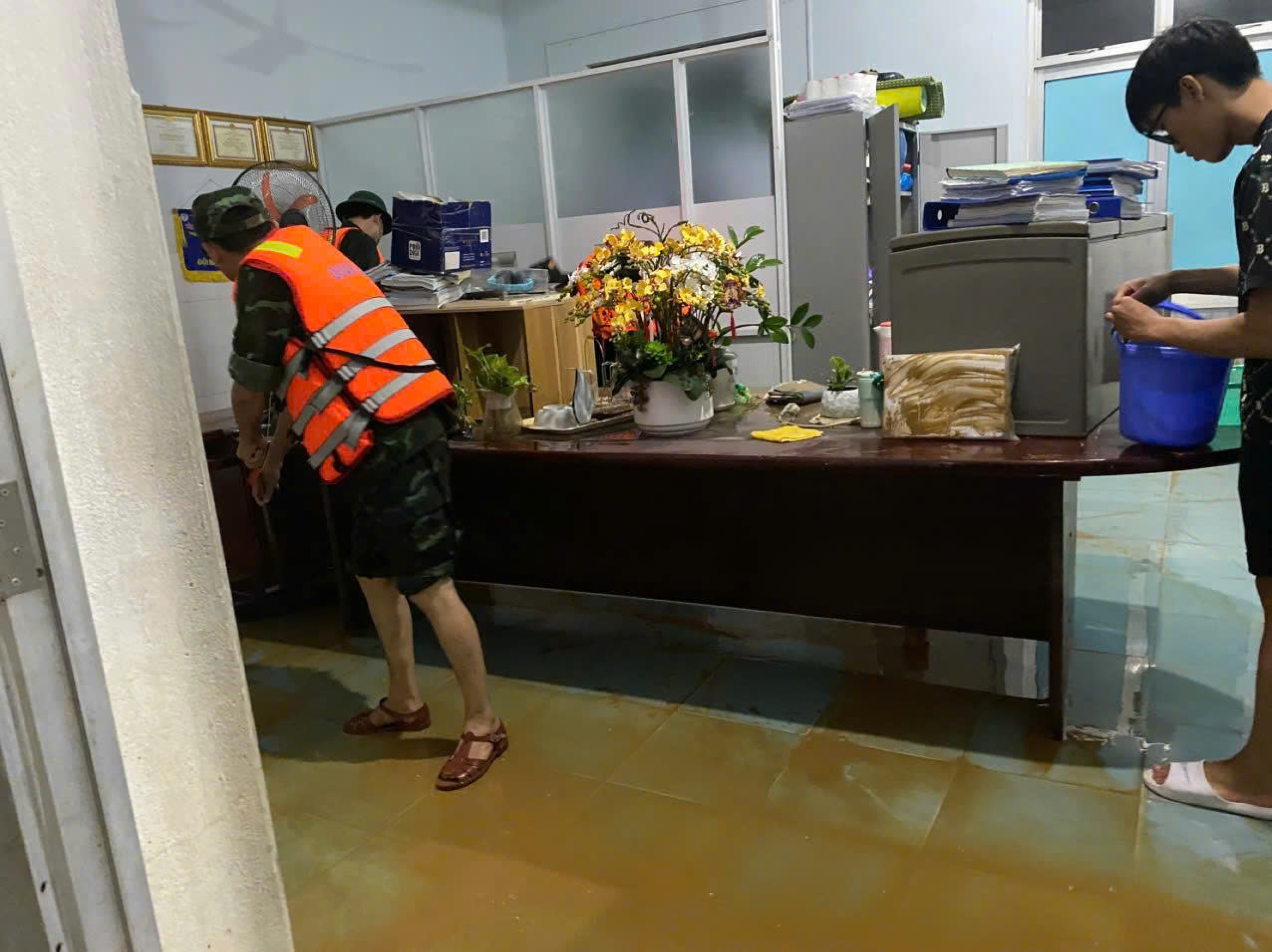 部队奉命夜间行军至岘港两大医院清理淤泥